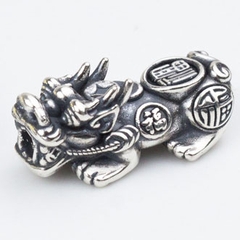 Charm bạc hình tỳ hưu xỏ ngang