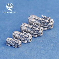 Charm bạc hình tỳ hưu bạc thái xỏ ngang kiểu 4