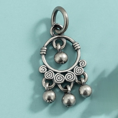 Charm bạc hình tròn cùng những quả bóng tròn treo