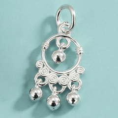 Charm bạc hình tròn cùng những quả bóng tròn treo