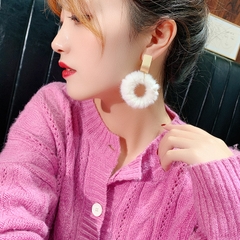 Bông tai tròn lông tơi trắng