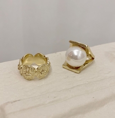 Nhẫn tròn vàng mặt Versace