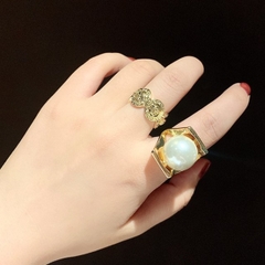 Nhẫn tròn vàng mặt Versace