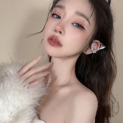 Khuyên vành tai đính đá tai mèo