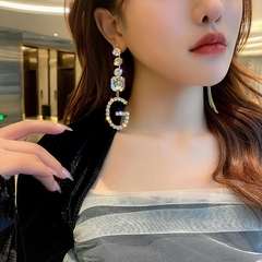 Khuyên tai đính đá chữ G