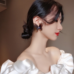 Khuyên tai bướm đen