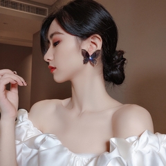 Khuyên tai bướm đen