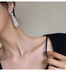 Khuyên tai bạc nữ hình cà vạt đính đá