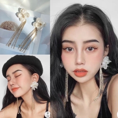 Khuyên tai hoa trắng dài đính đá