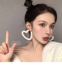 Khuyên tai nữ trái tim len