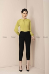 22070B11 - Quần ôm cạp có đỉa, cửa túi lượn sóng đính cúc trang trí.