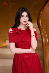 49126D95 - Đầm lụa đỏ in hình bướm chìm, vai xếp bong