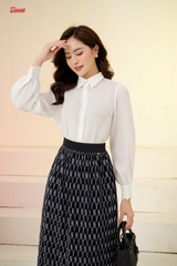 37939B32 - Chân váy lụa đen chữ trắng dập ly, gấu phối ren.