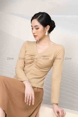 17542E61- Áo len be gân, gấu xẻ V, cổ nhún đính cúc trai.