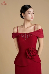 49307D75 - Đầm tiệc đỏ trễ vai đính hoa eo