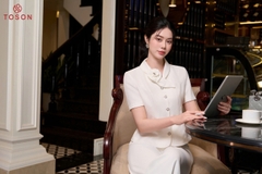 19141W96 - Áo ký giả đũi vân trắng, cổ đính hoa