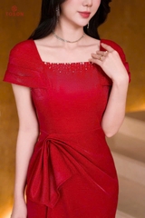 49101D95 - Đầm đỏ sake cổ đính cườm, vai xếp ly