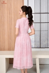 43184P96 - Đầm xoè tơ hồng thêu hoạ tiết, eo cuốn hoa