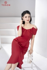 49193D93 - Đầm tiệc nhẹ lụa đỏ, vai lệch xếp ly.