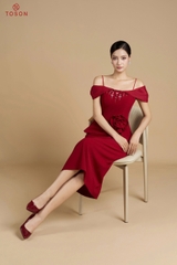 49307D75 - Đầm tiệc đỏ trễ vai đính hoa eo