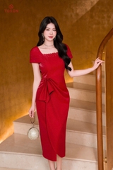 49101D95 - Đầm đỏ sake cổ đính cườm, vai xếp ly