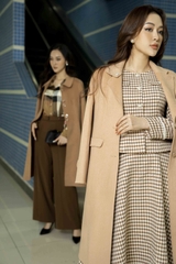 96079E31 - Áo dạ lông cừu Be dáng dài, cổ K đính cúc trang trí