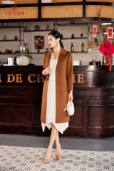 99002N34 - Áo dạ lông cừu nâu, dáng dài, mí gân cửa tay đính trang trí