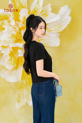 AP333B34 - Áo cotton croptop đen in hoa tím nhỏ