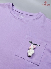 AP535T24 - Áo cotton tím rộng, túi đính gấu nhỏ