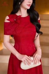 49126D95 - Đầm lụa đỏ in hình bướm chìm, vai xếp bong