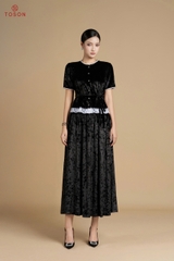 13041B65 - Áo nhung đen, gấu phối ren trắng