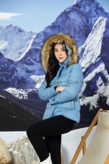 AKN88X81 - Áo phao xanh, trần bông, dáng ngắn, mũ phối lông, eo thắt đai.