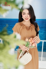 42061E14 - Đầm xòe chiffon vàng bò, cổ cuốn hoa TT (limitted)