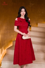 49126D95 - Đầm lụa đỏ in hình bướm chìm, vai xếp bong