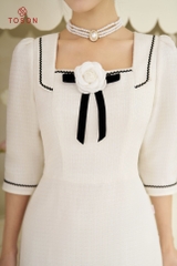 46874W94 - Đầm tweet trắng dáng A, cổ đính nơ hoa