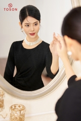 47978B63 - Đầm ôm len đen chấm nổi, eo cách điệu nơ