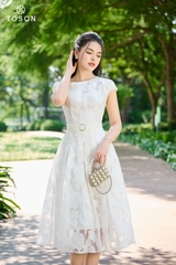 41052W33 - Đầm organza họa tiết hoa trắng, dáng xòe  lệch vai..