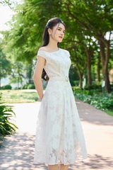 41052W33 - Đầm organza họa tiết hoa trắng, dáng xòe  lệch vai..