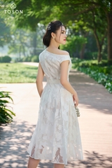 41052W33 - Đầm organza họa tiết hoa trắng, dáng xòe  lệch vai..