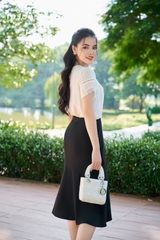 11115W93 - Áo tơ lụa trắng, dáng suông cổ tròn phối ren.