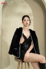 89954B53 - Áo lông đen dáng dài phối dây ngọc trai Limitted