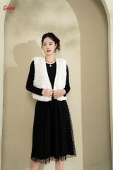 89959W83 - Áo trắng lông tầng sát nách, nẹp phối da đính cúc Limitted.