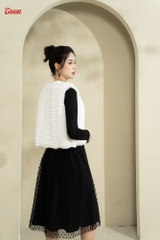 89959W83 - Áo trắng lông tầng sát nách, nẹp phối da đính cúc Limitted.