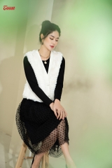 89959W83 - Áo trắng lông tầng sát nách, nẹp phối da đính cúc Limitted.