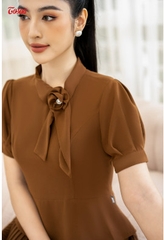 B1359N33 - Bộ mango nâu cafe: Áo đờ mi cổ nơ + Chân váy dập ly (SXTN)