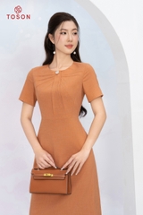 46045C94 - Đầm xuông cam cổ xếp ly - xước nhật