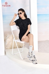 AP145B94 - Áo sequin đen in chữ, gấu chéo xếp nhún