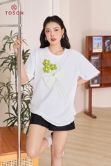 AP559W24 - Áo phông trắng đính nơ hoa xanh