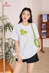 AP559W24 - Áo phông trắng đính nơ hoa xanh
