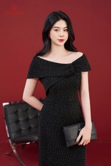 49669B34 - Đầm đen kim tuyến bling trễ vai